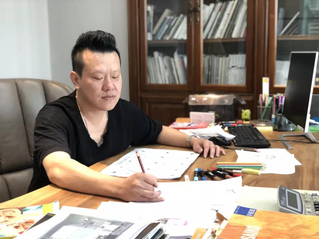 從畫筆到夢想，他的眼中綻滿了童話
